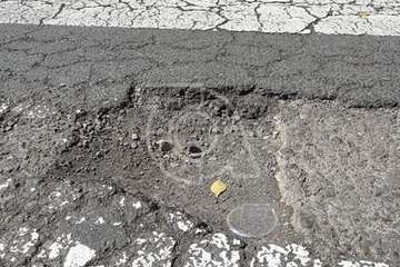 Doble socavón en la calle de Ecuador/TA.